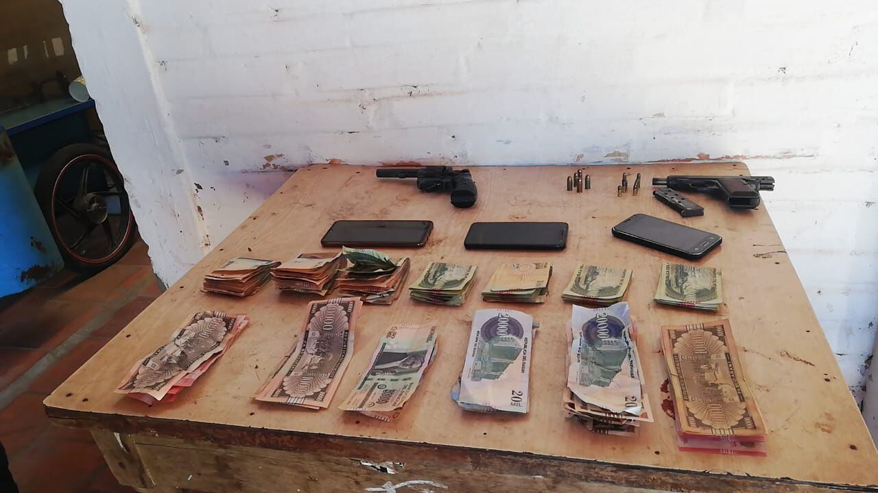 Dinero en efectivo y aparatos celulares aparentemente robados durante el asalto fueron incautados del poder de los delincuentes, al igual que sus armas de fuego cargadas con cartuchos.