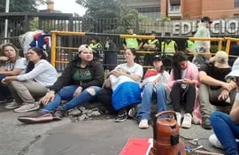 Manifestantes se trasladaron posteriormente a la sede de la Itaipú en Asunción.