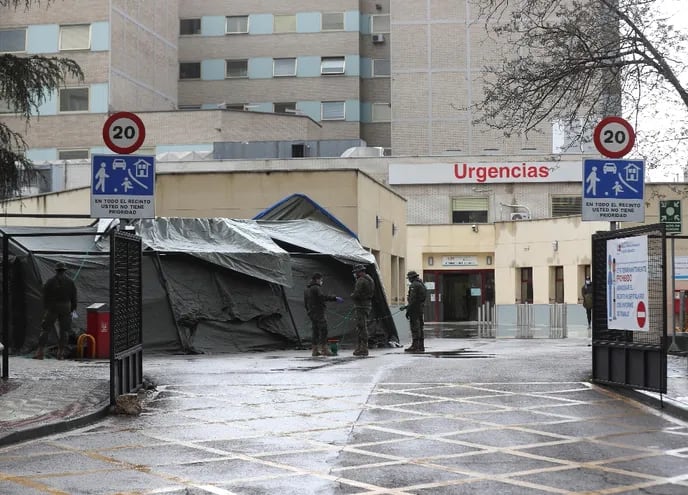Un hospital de campaña montado para atención de pacientes con covid-19,  frente a un hospital de Madrid, España.