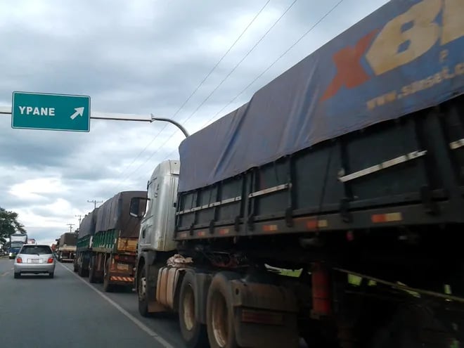 Una fila interminable de camiones con soja sobre el Acceso Sur en estos días.