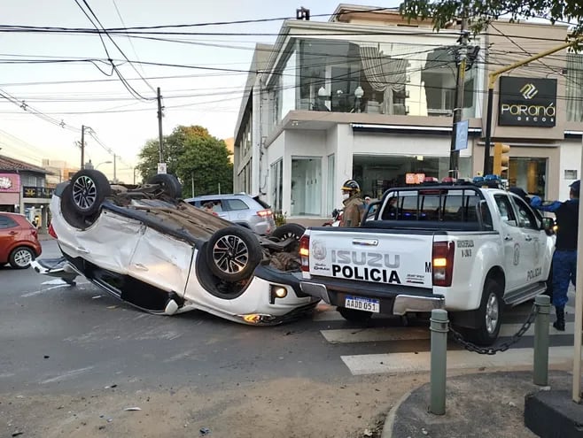 Accidente de tránsito involucra a patrullera de la Policía Nacional.