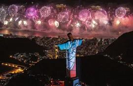 Foto facilitada del Cristo Redentor ante un espectáculo de fuegos artificiales antes de la llegada del nuevo año, este martes, en la playa de Copacabana Rio de Janeiro, Brasil.