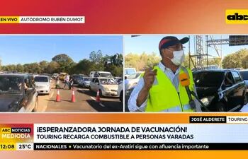 Touring recarga combustible a vehículos varados en el Rubén Dumot