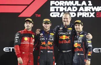 Último podio del año con Charles Leclerc (i), Max Verstappen y el mexicano Sergio Pérez (d) en Abu Dabi.