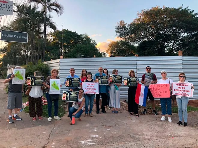 En el barrio Las Lomas, los vecinos protestaron en contra de la construcción de una estación de servicios.