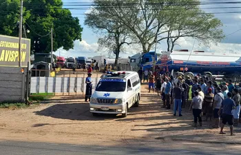 La ambulancia que trasladó el cuerpo del camionero boliviano fallecido.