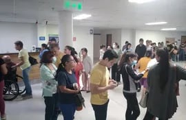 Decenas de personas aguardan paradas en largas filas, desde la madrugada, para ser atendidas en el Laboratorio de IPS.