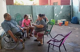 Don Cecilio Barrios en compañía de su familia en el barrio San Luis de San Lorenzo esperan que se les reponga el agua.