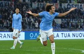Matteo Guendouzi (d), jugador de Lazio, celebra un gol en el partido de los octavos de final de la Copa Italia frente al Genoa en el estadio Olímpico, en Roma, Italia.
