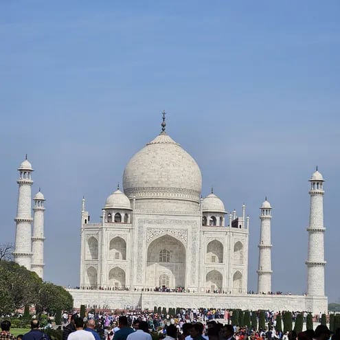 Taj Mahal íntegramente de mármol blanco, construido como un homenaje al amor.