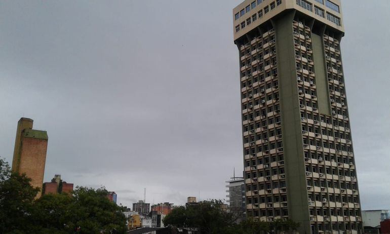 Vista del cielo nublado sobre Asunción en una foto de archivo.