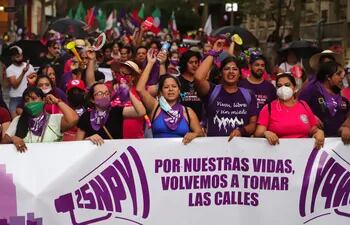 La marcha, realizada entre las plazas Uruguaya y de la Democracia, fue encabezada por la diversidad reclamando justicia para Gabi, repudiando crímenes de odio y el cese de los feminicidios.