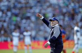 Diego Maradona da instrucciones a sus jugadores de Gimnasia y Esgrima de La Plata.