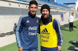 Aaron Molinas y Lionel Messi, durante un entrenamiento de la selección argentina.