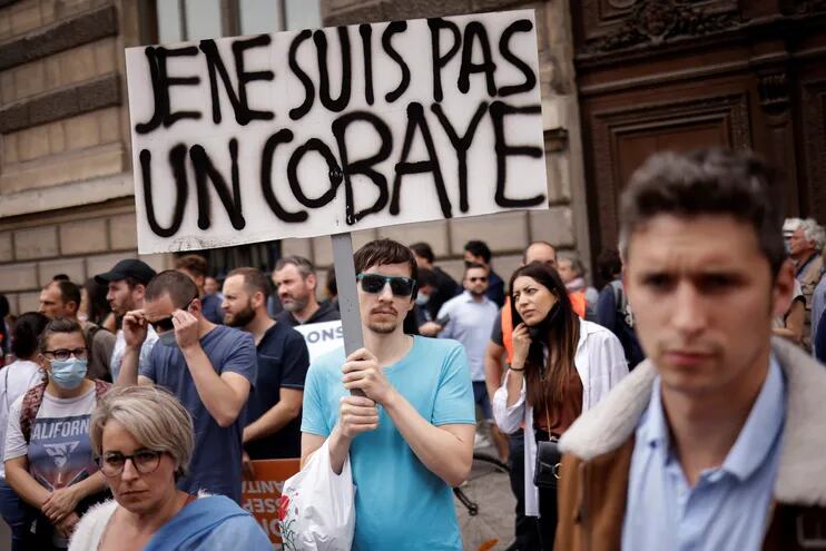 "No soy un cobayo" dice el cartel que porta uno de los manifestantes contra la vacunación anticovid en París. Hoy los contagios en ese país vuelven a estar en aumento.