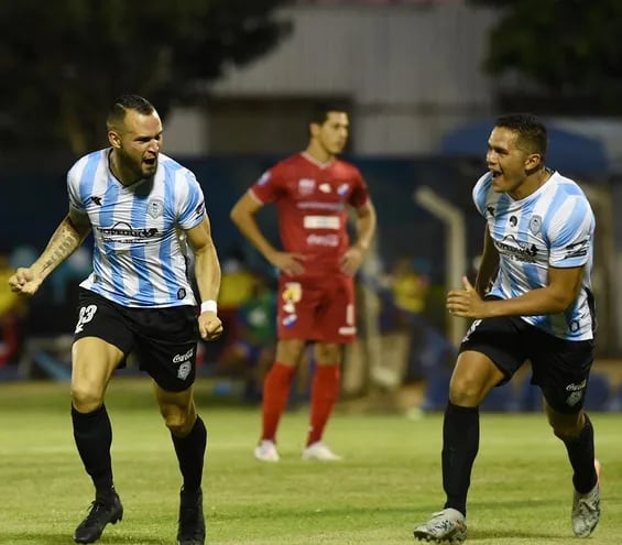 Efusivo festejo de Rodrigo Alborno (33), tras anotar el gol y lo secunda Ruiz.