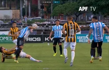 La jugada entre Fernando Fernández y Jorge Salinas en el partido entre Guaraní y Guaireña por la jornada 17 del torneo Clausura.