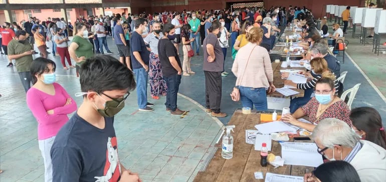 Los paraguayos eligen hoy  en las urnas la alternancia o el continuismo.