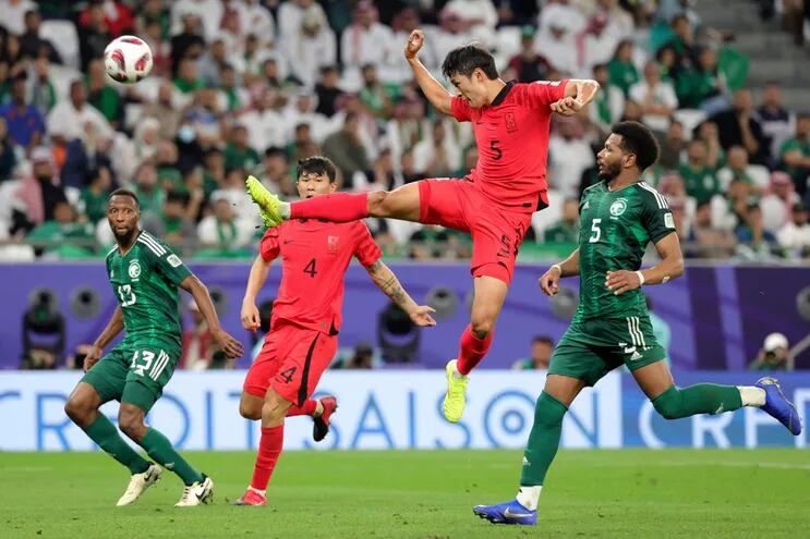 South Korea's midfielder #05 Park Yong-woo shoots but fails to score during the Qatar 2023 AFC Asian Cup football match between Saudi Arabia and South Korea at Education City Stadium in al-Rayyan, west of Doha, on January 30, 2024. (Photo by Giuseppe CACACE / AFP)
