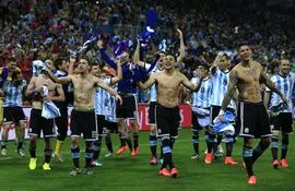 los-jugadores-albicelestes-fueron-a-festejar-con-los-hinchas-argentinos-que-coparon-sao-paulo--190236000000-1106410.JPG