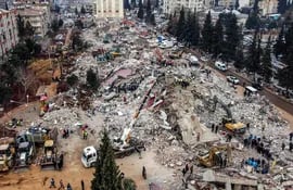 Siguen los operativos de rescate en la localidad de Kahramanmaras, epicentro del sismo en Turquía.  (AFP)