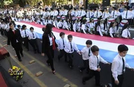 estos-alumnos-portaron-una-larga-bandera-paraguaya--200645000000-560749.jpg