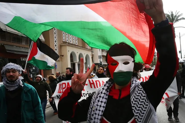 Manifestantes con banderas palestinas protestan contra la guerra en Gaza, el pasado domingo en Atenas, Grecia.