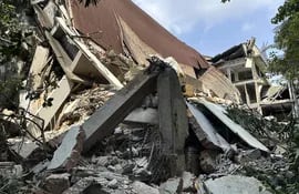 Los equipos de emergencias continúan este jueves las labores de rescate de más de cien personas atrapadas tras el fuerte terremoto que sacudió ayer la costa este de Taiwán, el cual dejó nueve muertos y más de 1.000 heridos. Según los últimos datos del Centro de Respuesta a Emergencias citados por la agencia estatal de noticias CNA, el sismo provocó un total de 2.471 incidentes de diversa magnitud por la isla, la mayoría de ellos en el condado oriental de Hualien, la zona cero del sismo.
