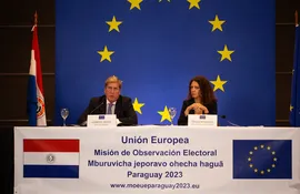 El jefe Misión de Observación Electoral de la Unión Europea en Paraguay Gabriel Mato Adrover, junto a su su adjunta Tania Marques, brindó una conferencia de prensa hoy.
