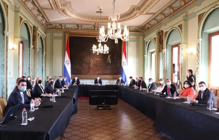 Ministros del Poder Ejecutivo durante un debate sobre el PGN 2022 en Palacio de Gobierno (Imagen de archivo).
