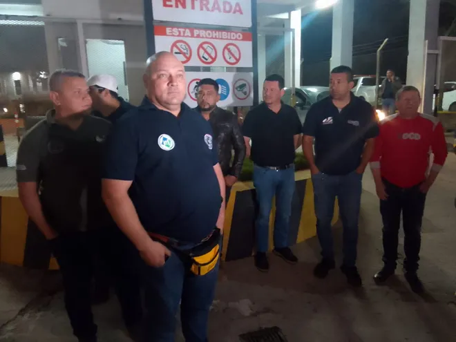 Sindicalistas de Petropar tras reunión con directivos de la estatal en Villa Elisa.