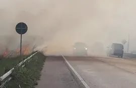 Intensa humareda sobre ruta Luque - San Bernardino, por incendio forestal.