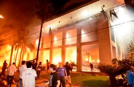 El incendio de la sede del Congreso fue el símbolo de la furia popular contra las ambiciones políticas de Horacio Cartes, Fernando Lugo, llanistas y oviedistas que quisieron forzar la reelección.