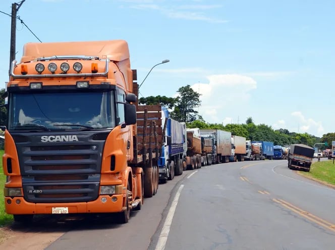Camioneros inician paro indefinido a partir de mañana en todo el país