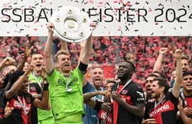 Los jugadores del Bayer Leverkusen celebra con el trofeo de la Bundesliga en el Bay Arena, en Leverkusen.