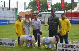 Premiación de los mejores ejemplares ovinos de la raza Dorper a cargo de la presidenta de la Asociación Dorper del Paraguay, Carmen Ortigoza, acompañada de cabañeros.