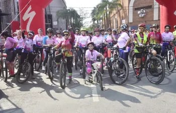 Mujeres ciclistas pedalearon para concienciar sobre la importancia de la autoexploración en la lucha contra el cáncer de mama.