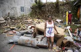 La ciudadana Belkis permanece parada junto a los restos de su casa, que resultó completamente destruida tras el paso del huracán Fiona en República Dominicana.
