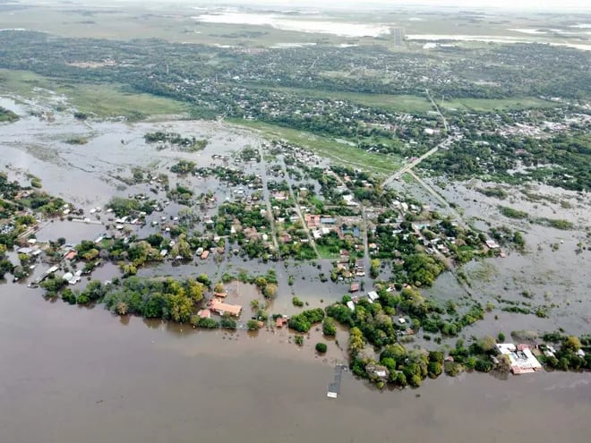Impresionante el desborde del río Paraná en la zona de Ayolas. Más de 600 familias ya abandonaron sus casas.