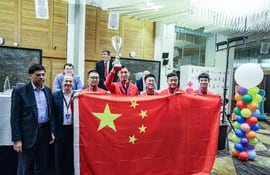 China, oro en Jerusalén 2022, junto con Vishy Anand y Arkady Dvorkovic, presidente de la FIDE (Foto Mark Livshitz worldteams.fide.com)