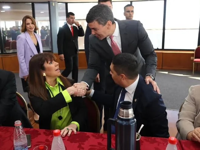 El Presidente electo, Santiago Peña, saludando a la senadora Celeste Amarilla (PLRA).