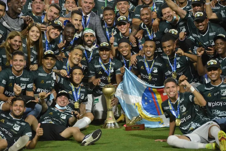 Los jugadores del Deportivo Cali festejan el título de campeón del torneo Finalización 2021.