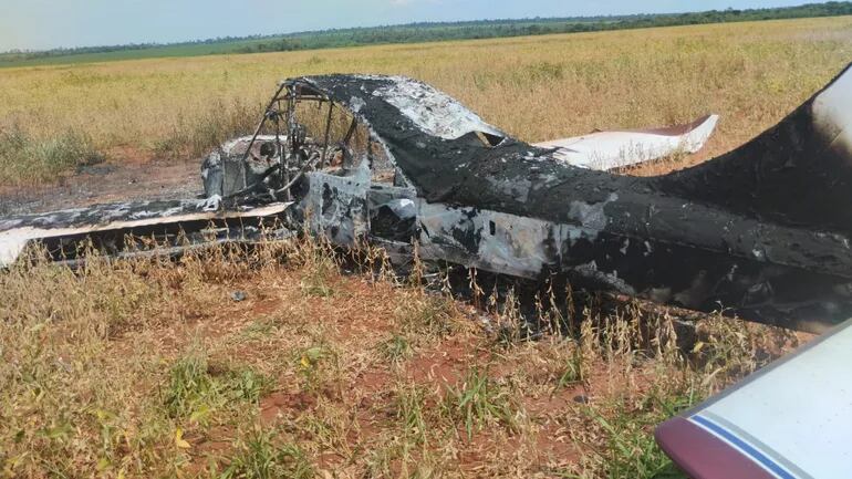 Avioneta incinerada se encontró en Laurel, Canindeyú. La nave sería experimental de origen brasileño