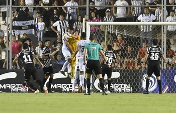Momento del choque de cabezas entre Martín Silva (amarillo), futbolista de Libertad, y Luis Cabral, jugador de Tacuary, durante el partido por la séptima fecha del torneo Apertura 2024 del fútbol paraguayo en el estadio La Huerta, en Asunción.