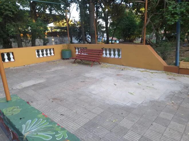 Inadaptados robaron ocho bancos que habían sido instalados por alumnos de la Escuela Taller de Asunción en el Parque Caballero.