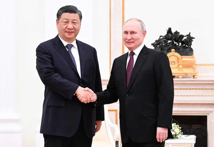 Los presidentes de China y Rusia, Xi Jinping (a la izquierda) y Vladimir Putin, el lunes en el Kremlin.