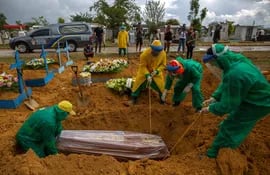 Una víctima de covid-19 es enterrada en el cementerio Nossa Senhora Aparecida de Manaus, Brasil.