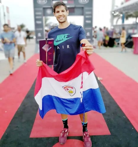 Triatleta paraguayo Andrés Arce Oddone, quien viajó ayer hacia las Islas Canarias para participar del Ironman Lanzarote en las Islas Canarias, España.