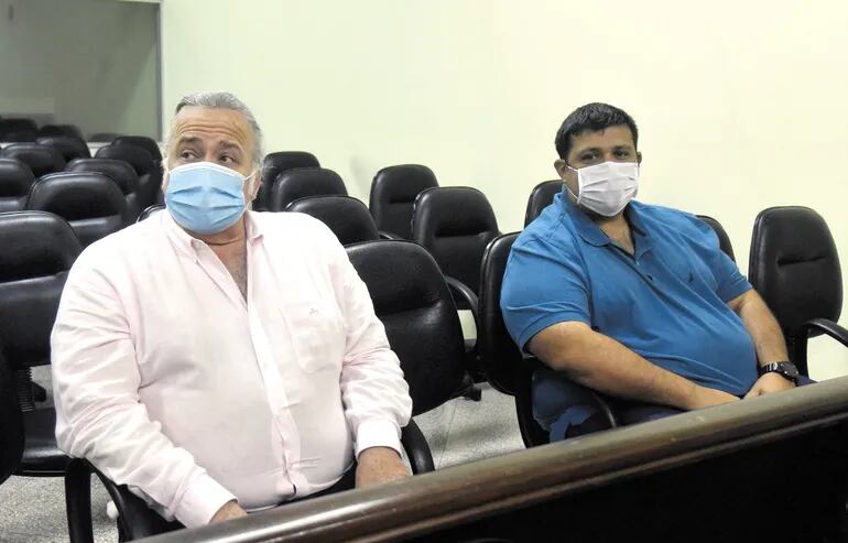 El exsenador cartista Óscar González Daher (i) y su hijo Rubén González Chaves están acusados.