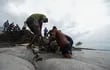 Vecinos y voluntarios intentan reparar un dique luego de la llegada del ciclón Amphan, en Burigoalini, Bangladés.